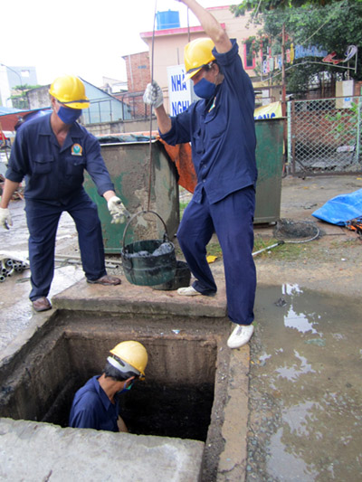Công nhân hút bể phốt thường xuyên tiếp xúc với chất thải, nước bẩn.