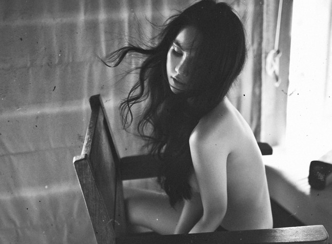 Ngọc Trinh táo bạo với ảnh nude ở Nha Trang