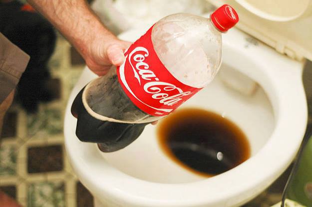 Hướng dẫn vệ sinh bồn cầu bằng Cocacola
