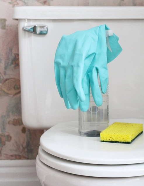 Bồn cầu sạch bóng trong 5 phút nhờ giấm và muối nở