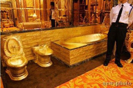Choáng ngợp với phòng vệ sinh bằng Vàng Khối