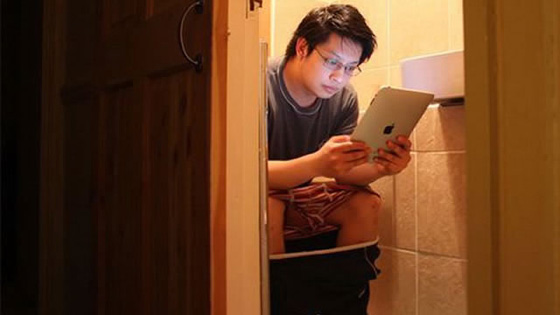 sủ dụng smartphone trong nhà vệ sinh