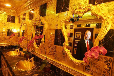 Phòng vệ sinh làm bằng vàng