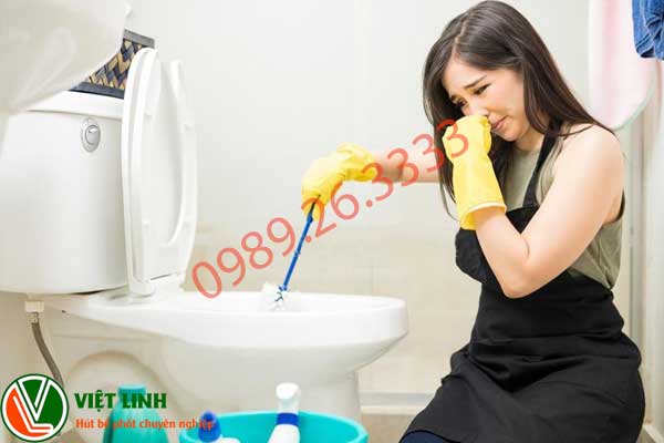 bể phốt nhà bạn tắc nghẽn khiến bạn khó chịu