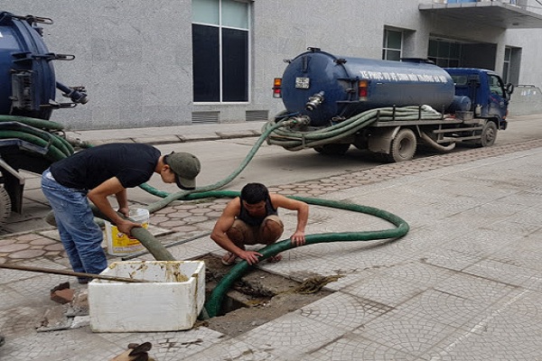 Nhân viên chăm chỉ hút bể phốt tại Việt Linh