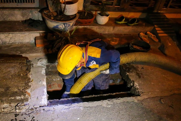 Nhân viên thực hiện hút bể phốt