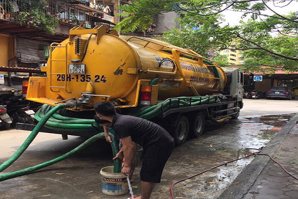 nhân viên chăm chỉ làm việc