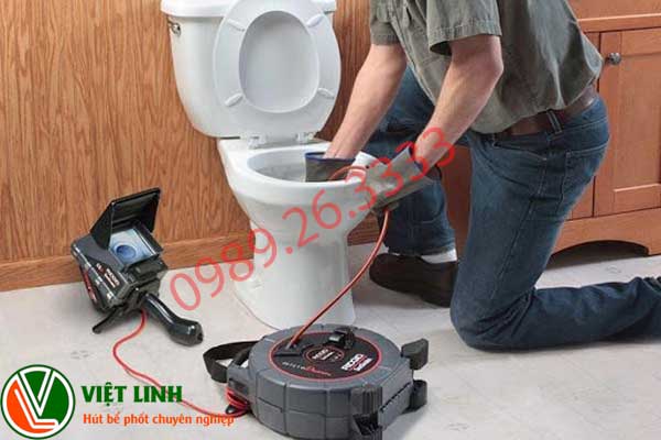 nhân viên đang thông tắc cống tại Hà Đông