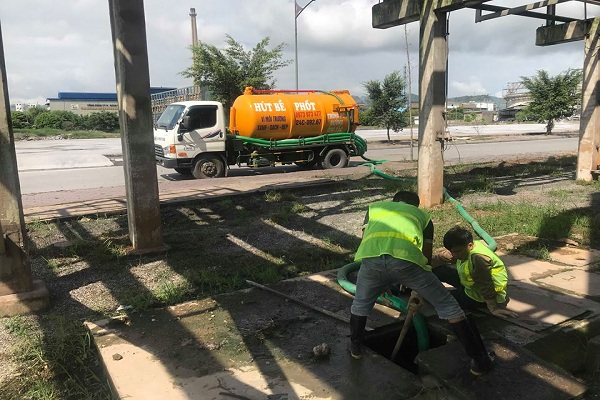 Nhân viên tiến hành thông tắc cống, hút bể phốt chuyên nghiệp