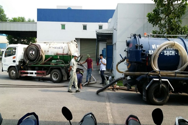 Nhân viên tiến hành hút bể phốt tại Mai Lâm