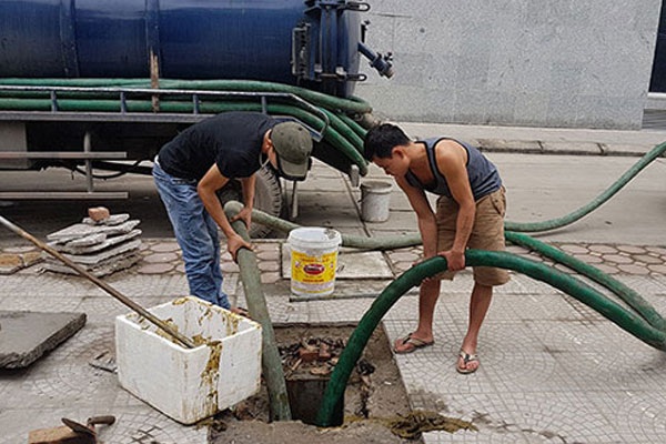 Nhân viên tiến hành hút bể phốt tại Sơn La