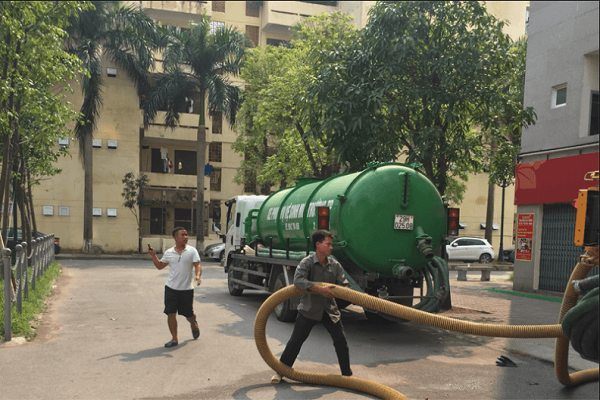 Nhân viên đang tiến hành hút bể phốt tại Cửa Nam