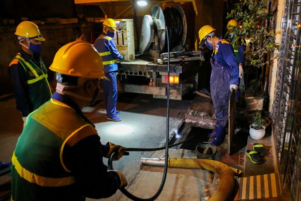 Nhân viên tiến hành hút bể phốt sau khi đã thống nhất