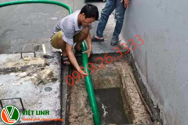 Nhân viên đang hút bể tai KCN Mê Linh