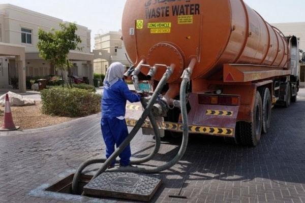 Nhân viên đang hút bể phốt tại Ninh Bình