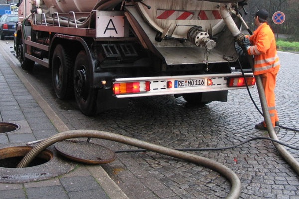 Nhân viên tiến hành thông tắc, hút bể phốt