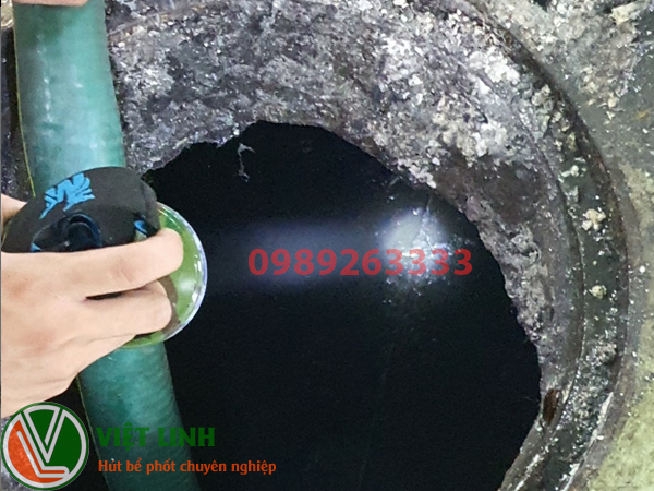 Nhân viên đang khảo sát bể phốt tại hà Tĩnh