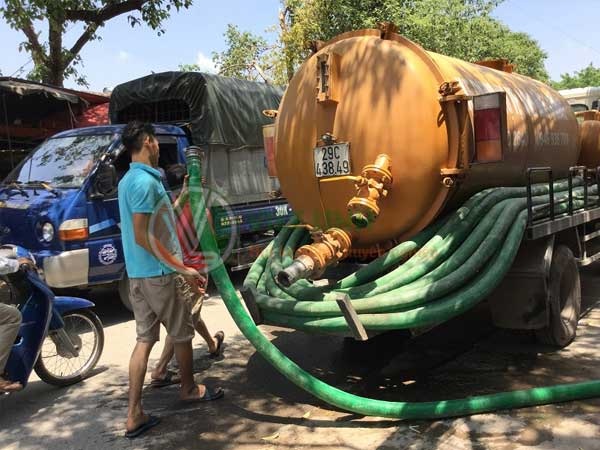 Nhân viên thu dọn công trình sau khi thực hiện công việc hút bể phốt