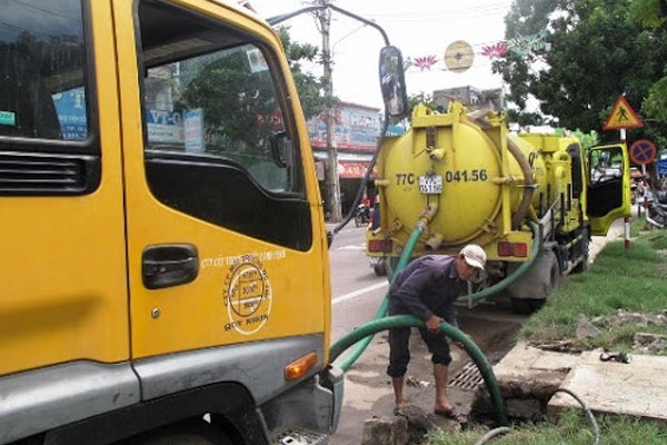 Nhân viên tiến hành hút bể phốt chăm chỉ, chuyên nghệp