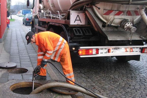 Nhân viên tiến hành thi công như đã thỏa thuận