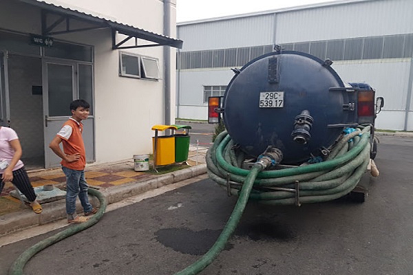 nhân viên tiến hành hút bể phốt