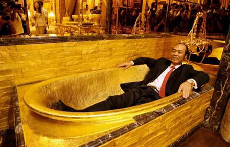 Phòng vệ sinh bằng vàng