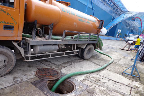 Xe đang hút bể phốt