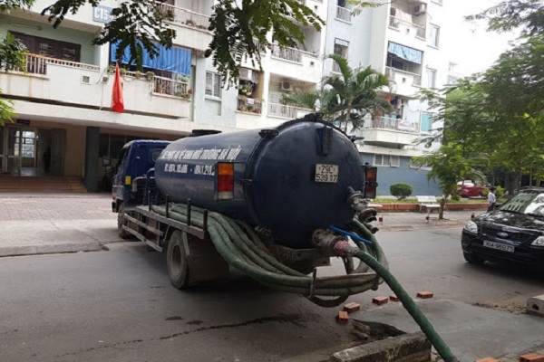 Xe hút bể phốt đang làm nhiệm vụ