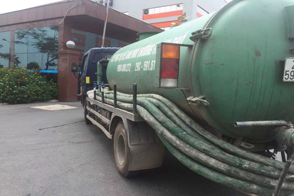 xe hút bể phốt đang làm việc